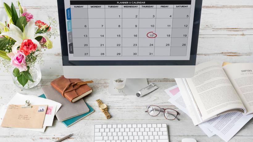Auf dem Desktopbildschirm sieht man einen Kalender.