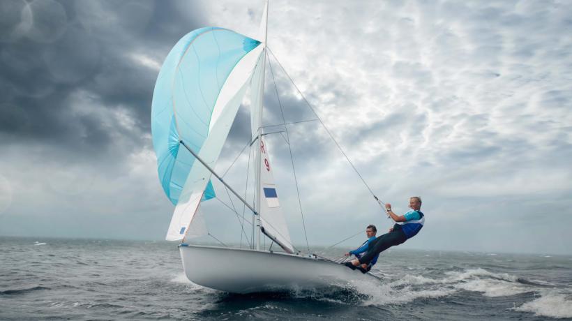 Zwei Personen beim Windsurfen.