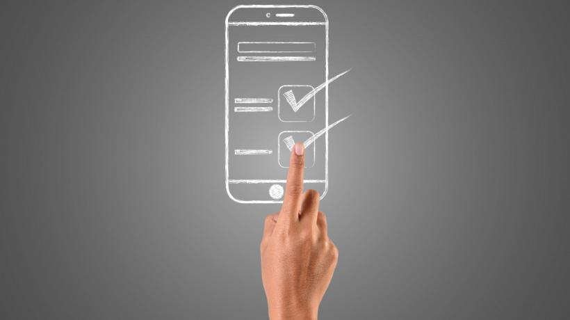 Zeichnung eines Smartphones, auf dem eine Hand Kästchen abhakt.