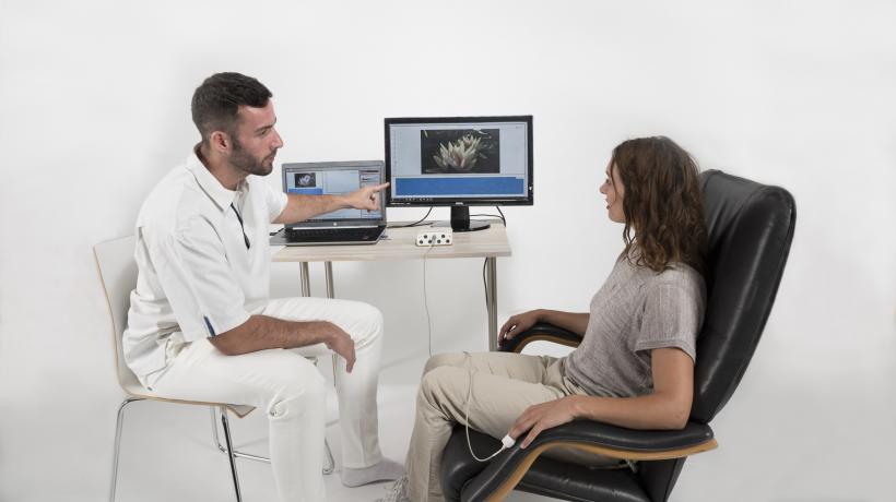 Ein Arzt und eine Patientin unterhalten sich über Biofeedbackmessung