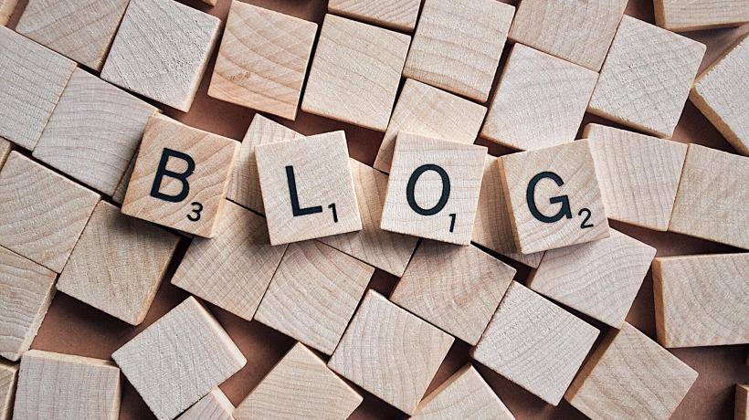 Scrabblesteine, die das Wort BLOG legen