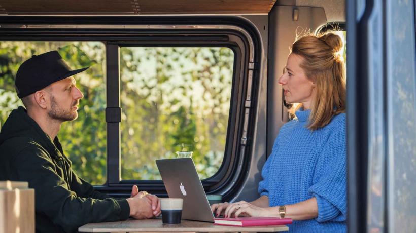 Britta Cornelißen und ein Klient sitzen in ihrem Coaching-Van