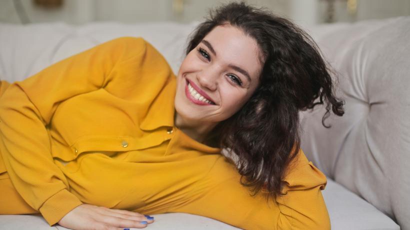 Lass den Tag mit etwas Positivem ausklingen, indem du die Dinge, über die du stolz und für die du dankbar bist, schriftlich festhältst. (Foto: Pexels.com)