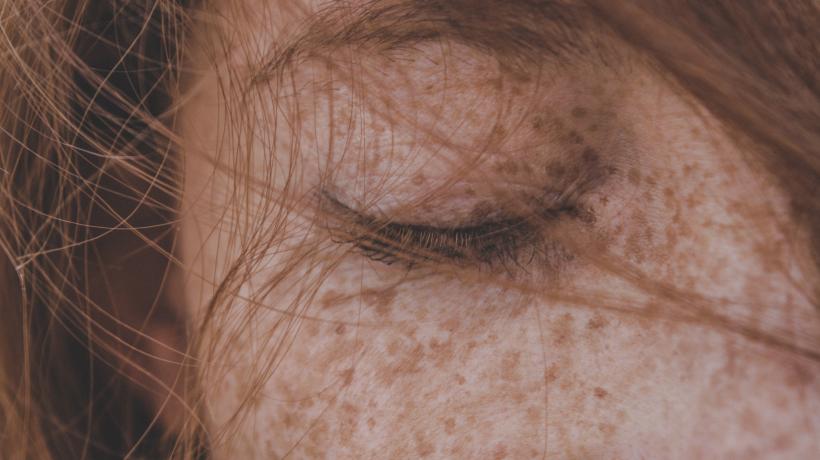 Nahaufnahme eines weiblichen Gesichts mit geschlossenem Auge