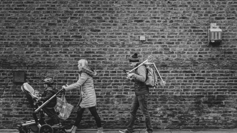 Familie vor einer Mauer in grau