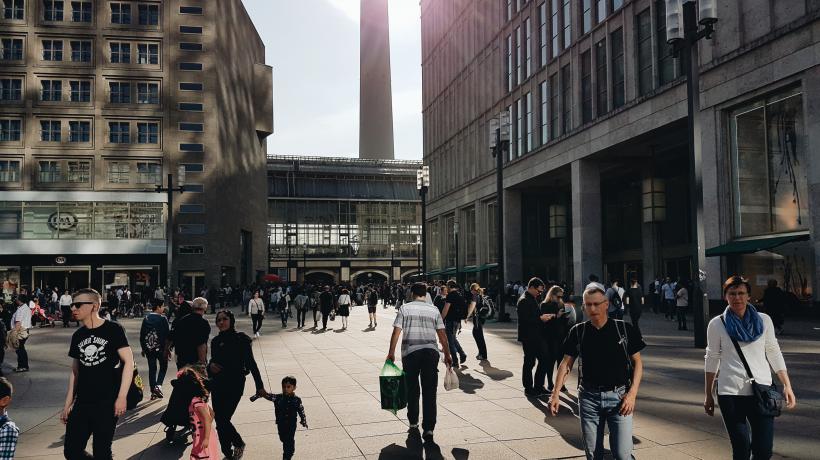 Öffentlicher Platz mit vielen Menschen