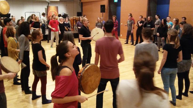 Mit gezielten rhythmischen Interventionen spüren Patienten, wie sie sich selbst an einem guten Leben hindern. (Foto: Frank Rihm)