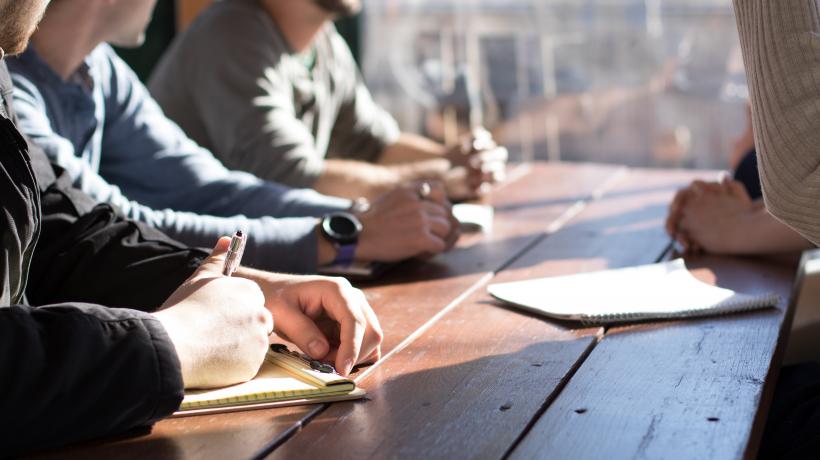 Durch den fachübergreifenden Austausch in gemeinsamen wöchentlichen Sitzungen kann ein Rehateam effizient und konstruktiv arbeiten. (Foto: Dylan Gillis – Unsplash.com)