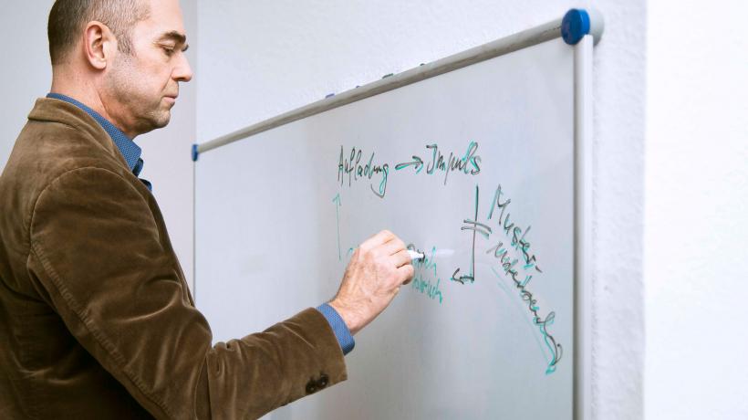 Martin Rauh-Köpsel steht am Witheboard