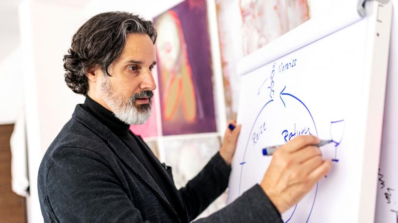 Dr. Pablo Hagemeyer zeichnet ein Modell am Flipchart