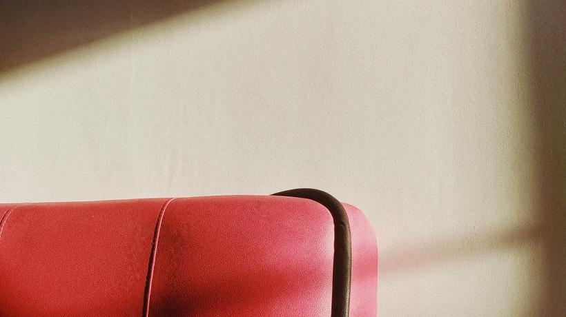 Ein leerer Sessel - der Klient hat den Termin platzen lassen. Vielleicht ist er gekränkt. (Foto: Rio Kunkoro - Pexels.com)