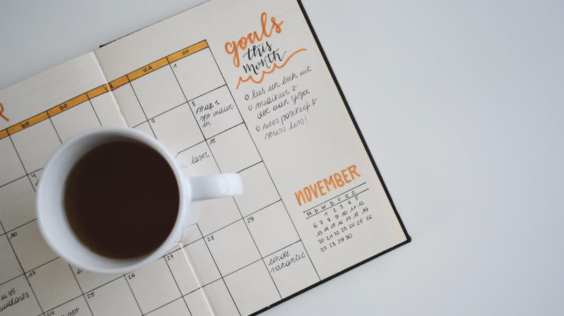 Was macht dich aus? Neben einem guten Zeit- und Aufgabenmanagement ist auch Selbstreflexion und -findung wichtig. (Foto: Estee Janssens – Unsplash)