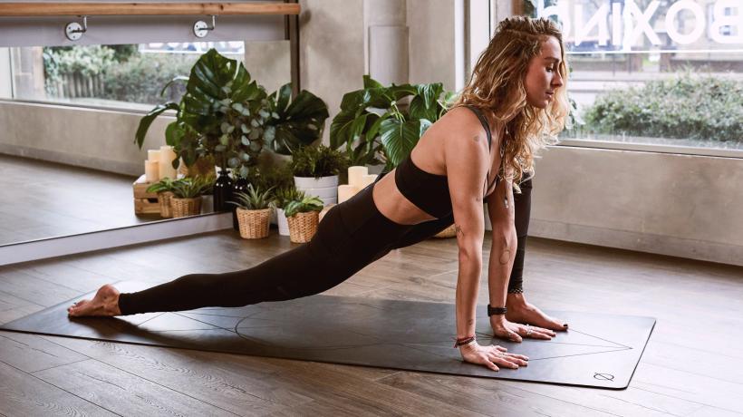 Frau in Yoga Pose