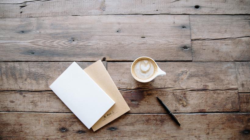 Das „Zwischen-den-Jahren“-Heft hält auf wenigen Seiten verschiedene Impulse, Ideen und Übungen zum Schreiben bereit. (Foto: Freddy Castro – Unsplash.com)