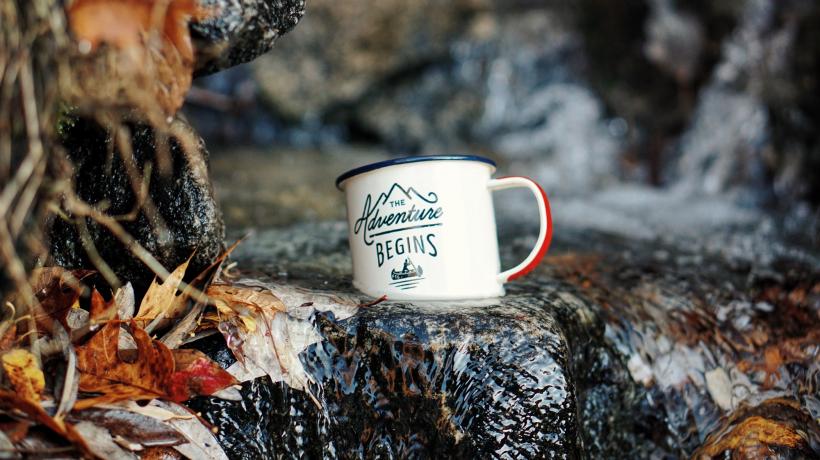 Tasse mit Aufschrift im Wald