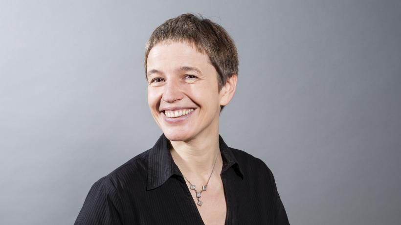 Porträtfoto der Entrümpelungsberaterin Gabi Rimmele. Sie trägt sehr kurz geschnittenes Haar und eine schwarze Bluse sowie eine kleine Kette und lächelt freundlich in die Kamera.