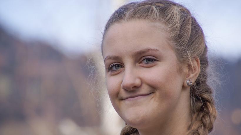 Junge Frau lächelt optimistisch