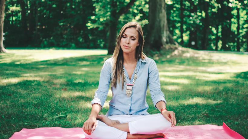 Mädchen auf Yogamatte