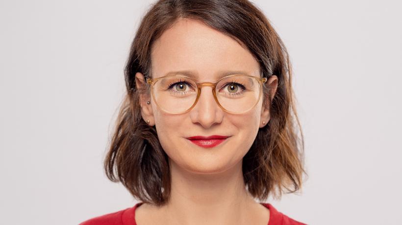 Die Psychologin und Psychotherapeutin Dr. Janine Selle hat moodify – das Tagebuch für mehr Selbstfürsorge im Alltag - entwickelt. (Foto: ©️Marko Bußmann - beauty-shooter.de)