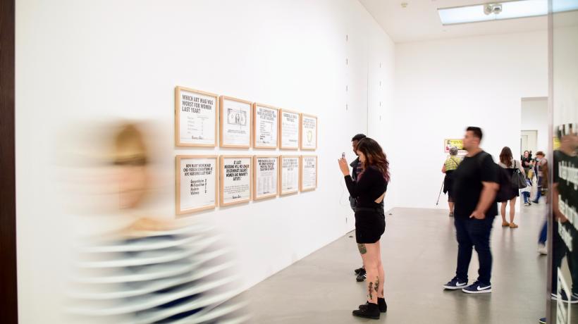 Gehe in die Kunstausstellung eines Künstlers, der dich fasziniert. (Foto: Isaw Company – Unsplash.com)