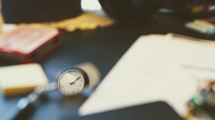 Pragmatismus ausdrücklich erwünscht! Der Bericht ist keine Prüfungsleistung, Perfektionismus ist fehl am Platz. (Foto: John Sekutowski – Unsplash.com)