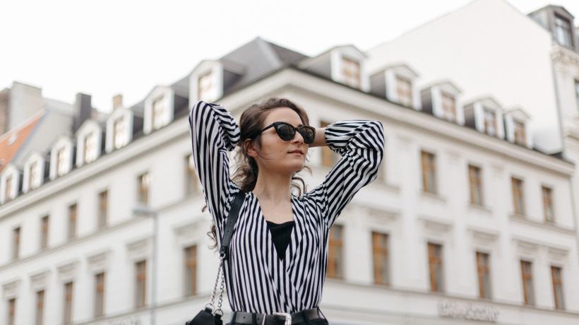 Eine kurze Achtsamkeitsübung vor dem Essen hilft, um angestaute Emotionen wahrzunehmen und zu regulieren und somit den so genannten „Gefühlshunger“ zu unterbinden. (Foto: Juliet Furst – Unsplash)