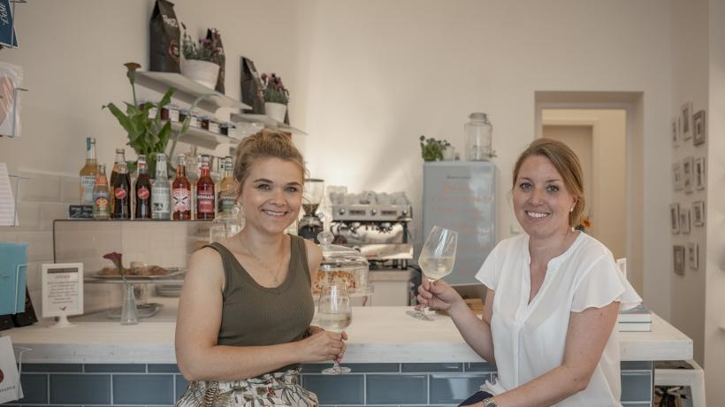 Tatjana Reichhart und Katrin Große am Tresen des Kitchen2Soul