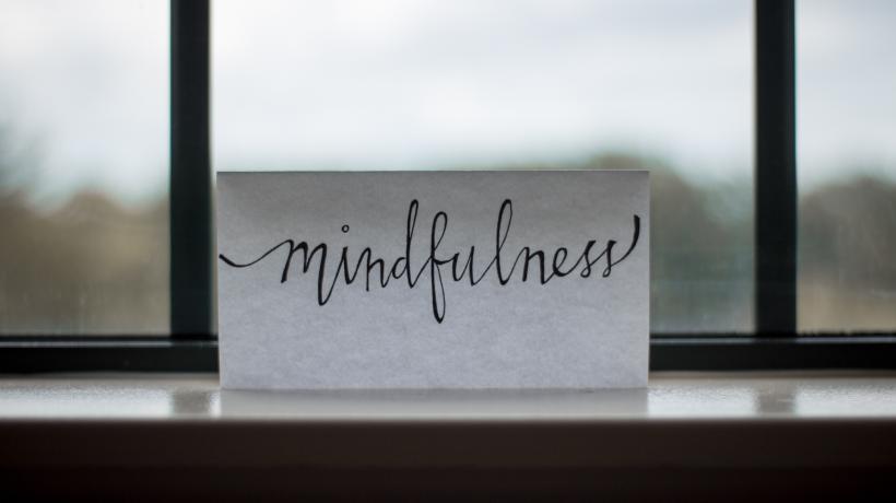 Es ist unstrittig, dass Achtsamkeitspraxis einen positiven Einfluss auf die Bewältigung von Krankheiten hat. (Lezly Juarez – Unsplash.com)