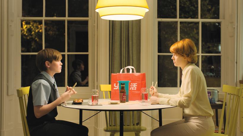 Alice erzählt ihrem Sohn Joe von ihrer Pflanze und erklärt, dass man sich gut um die Pflanze kümmern muss. Schließlich sei sie ein lebendiges Wesen. (Foto: © COOP99, The Bureau, Essential Films)
