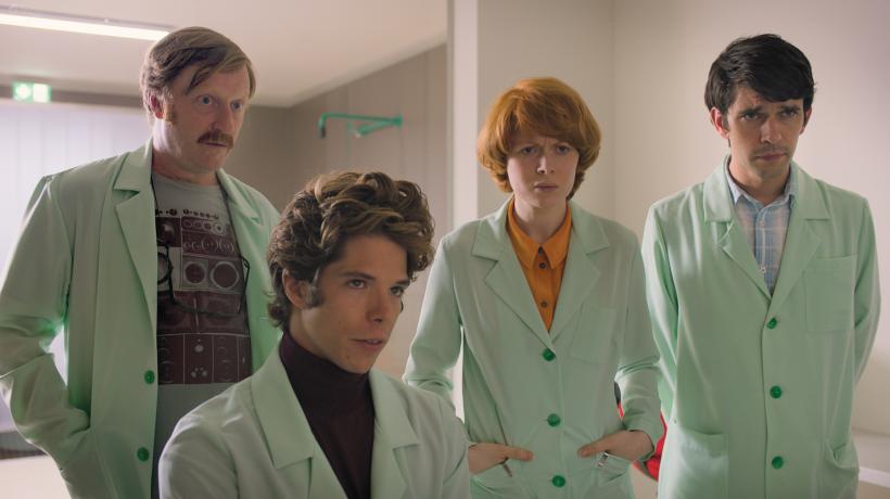 Die mintgrünen Laborkittel wirken kalt und steril. (Foto: © COOP99, The Bureau, Essential Films)