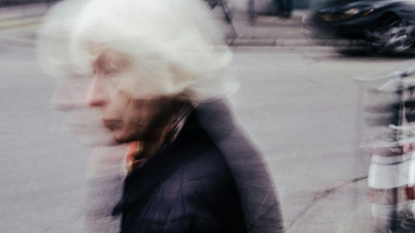 Eine verschwommene Fotografie von einer weißhaarigen älteren Dame.