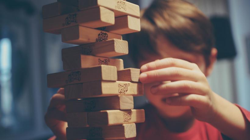 Kind spielt Jenga.