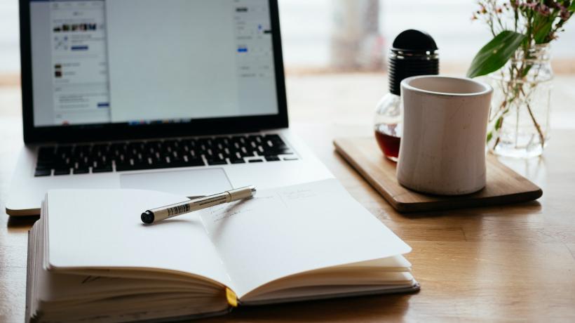 Laptop, Notizbuch, Stift