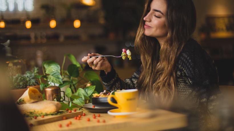 Vegetarisch und vegan lebende Menschen gehören zur Kernklientel von Gleichklang. (Foto: Pablo Merchan Montes – Unsplash.com)