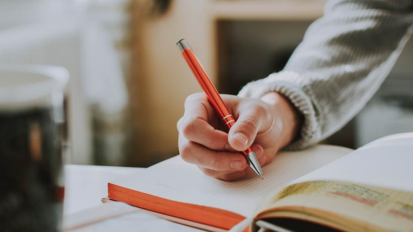 Beim assoziativen Schreiben hältst du schriftlich alles fest, ohne lange zu überlegen. (Foto: Pexels.com)