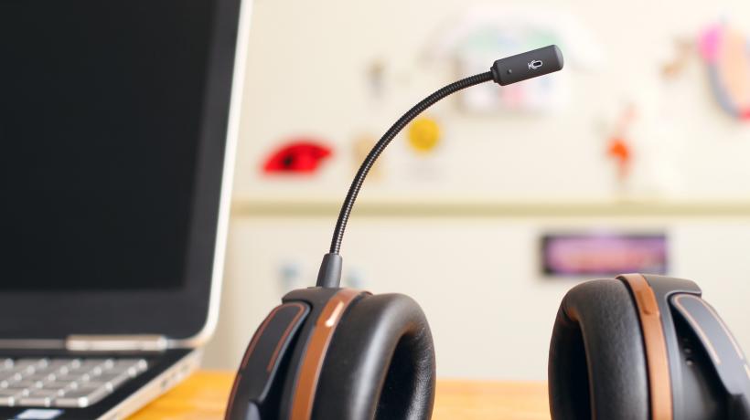 Die Benutzung eines Headsets durch den Coach fördert die Nähe und das Vertrauen beim Klienten. (Foto: Petr Machacek – Unsplash.com)