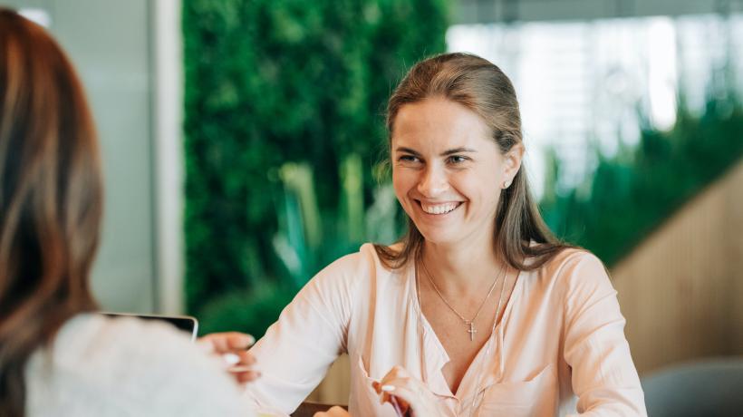 Frau lächelt auf der Arbeit