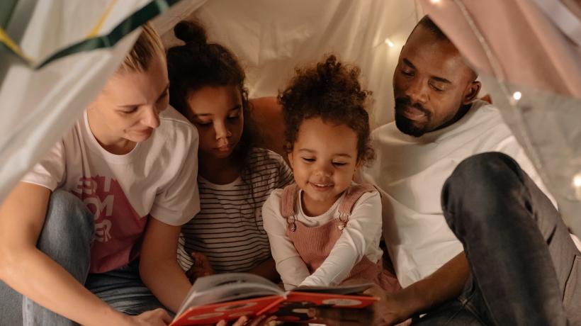 Eltern lesen mit ihren Kindern