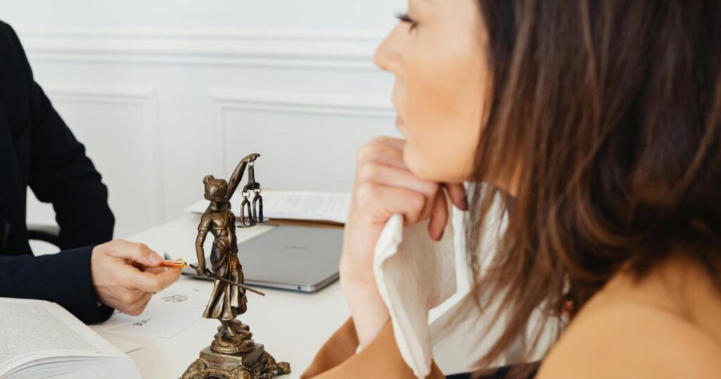 Anzeige, Schweigepflicht, Prozess: So begleitest du gewaltbetroffene Frauen
