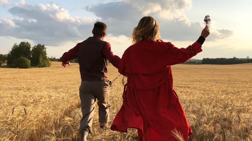 Mann und Frau im Feld