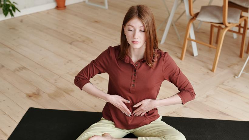 Frau auf Yogamatte