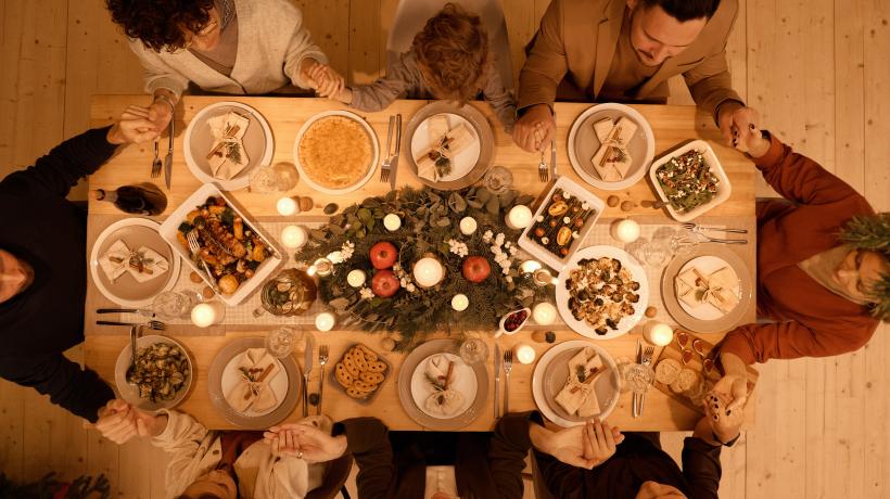 Eine Gruppe Menschen beim gemeinsamen Essen.