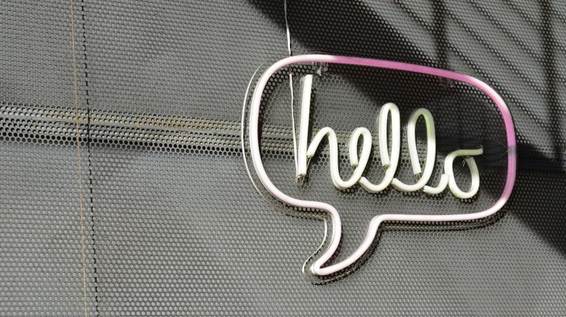 Neon-Schild mit Sprechblase und "hello"