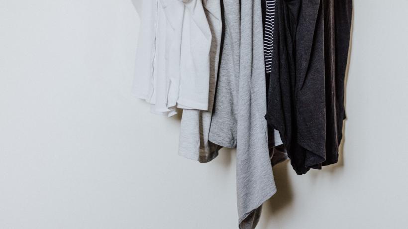 Finde eine gute Balance bei deiner Arbeitskleidung. Mach einen gepflegten Eindruck, bleib aber trotzdem du selbst. (Priscilla du Preez – Unsplash.com)