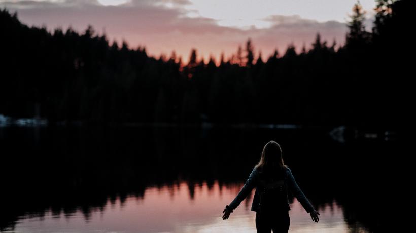 Schlaf, Ernährung, Bewegung… erhalte durch den Selbstfürsorge-Basis-Check einen guten Überblick über die Ausgewogenheit deiner Tagesaktivitäten. (Priscilla du Preez – Unsplash.com)
