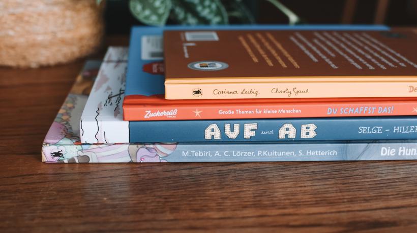 Die vier im Artikel vorgestellten Bücher auf einem Stapel.