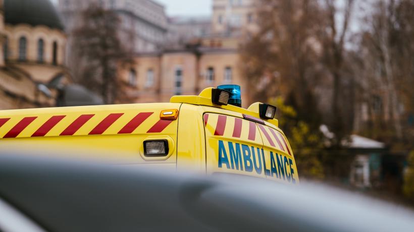 Aufnahme eines gelben Fahrzeugs mit Blaulicht und dem Aufdruck AMBULANCE.