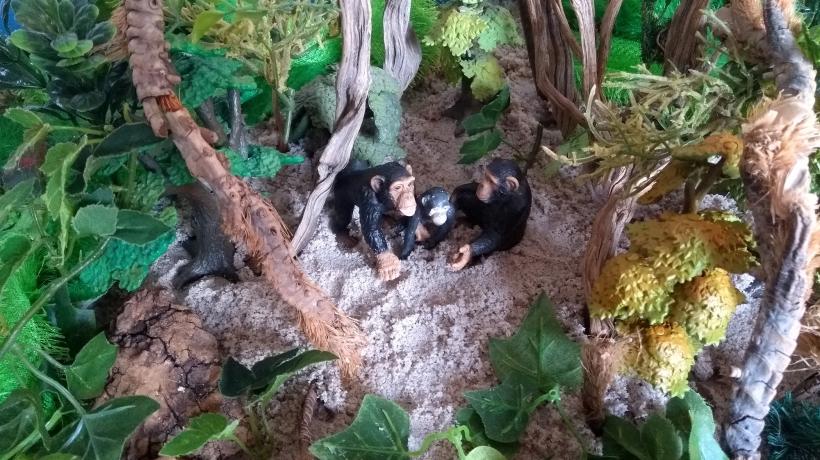 Eine Pavianfamilie im Urwald im Sandkasten