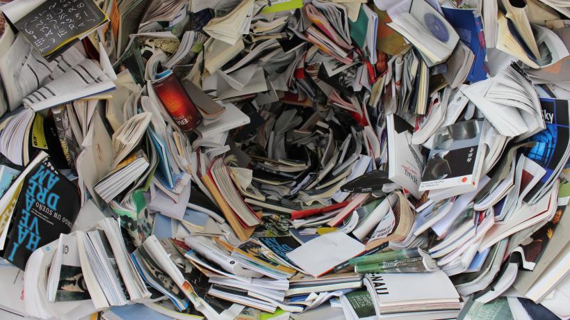 Ein Strudel aus Büchern und Zeitschriften