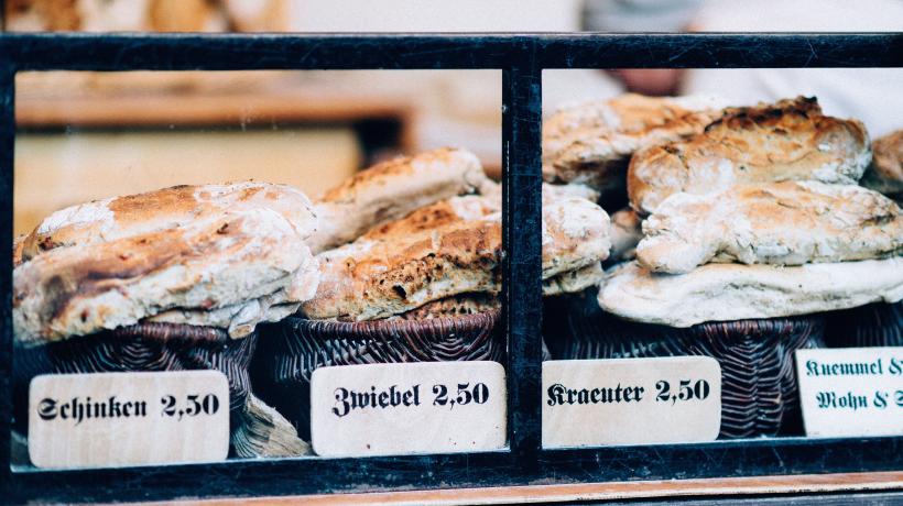 Eigentlich hat man ja gar keinen Hunger, aber beim Bäcker sehen die Backwaren so lecker aus, dass man dann doch zugreift. Dies bezeichnet Auer als „Verführungshunger“ (Foto: Roman Kraft – Unsplash)